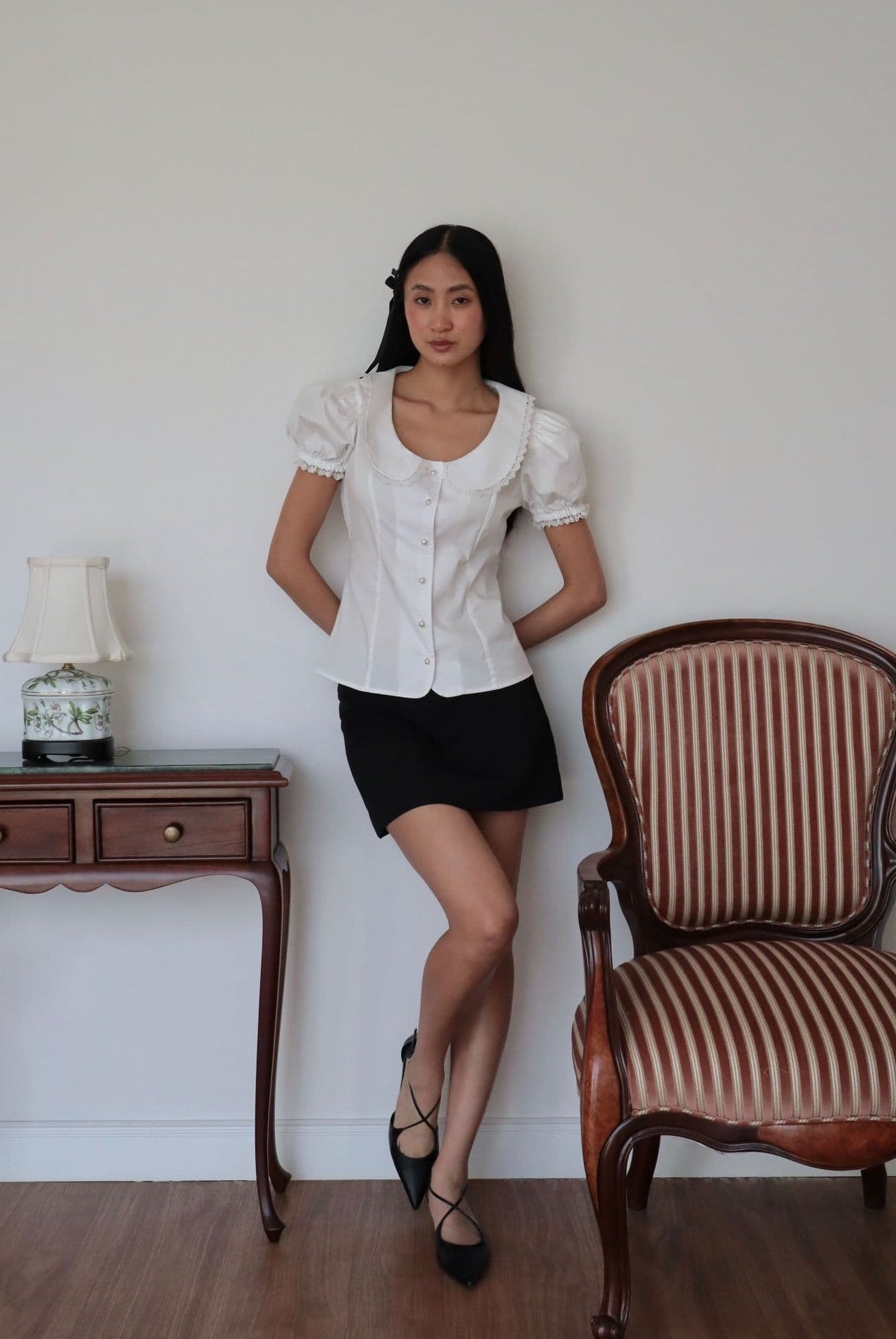 blusa blanca de algodón romántica elegante con cuello bebé y mangas abuchonadas, diseño femenino de Lussoni