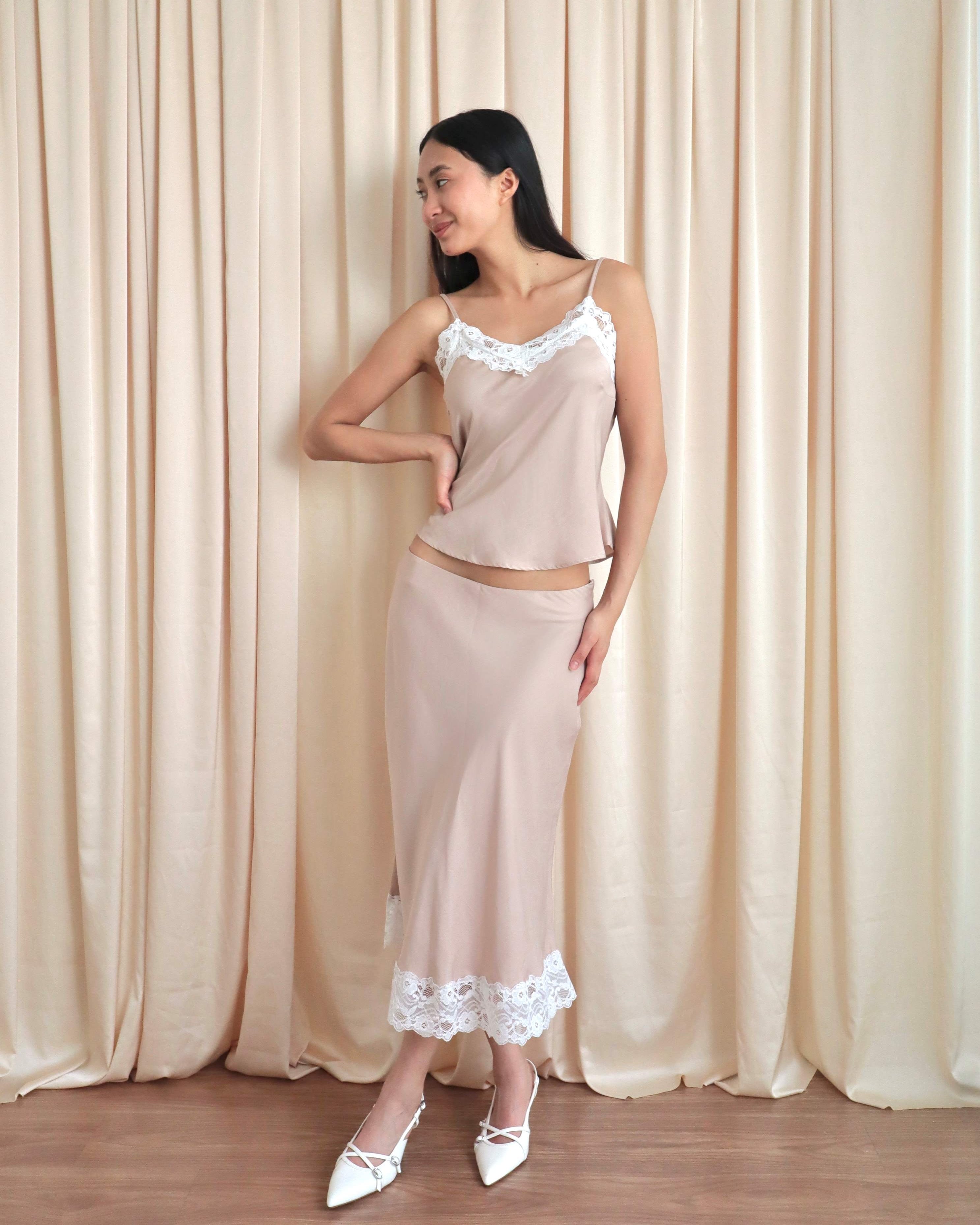 Mujer usando set estilo lencero color champagne.
