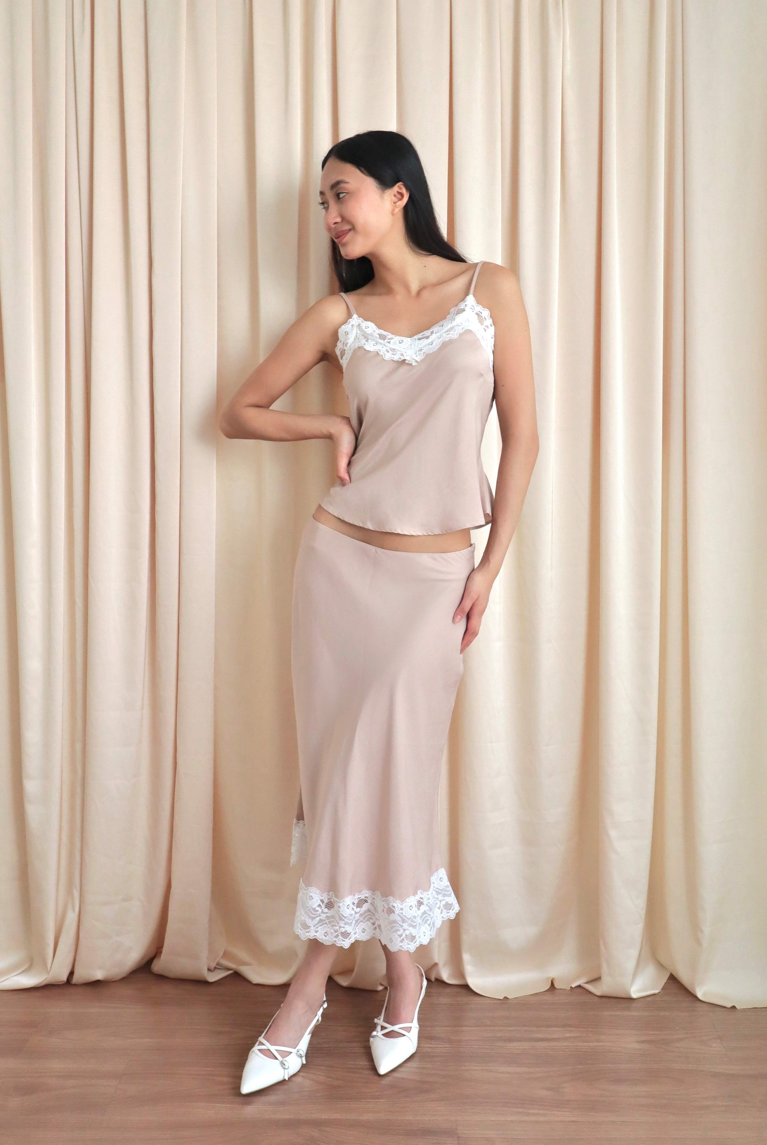Mujer usando set estilo lencero color champagne.