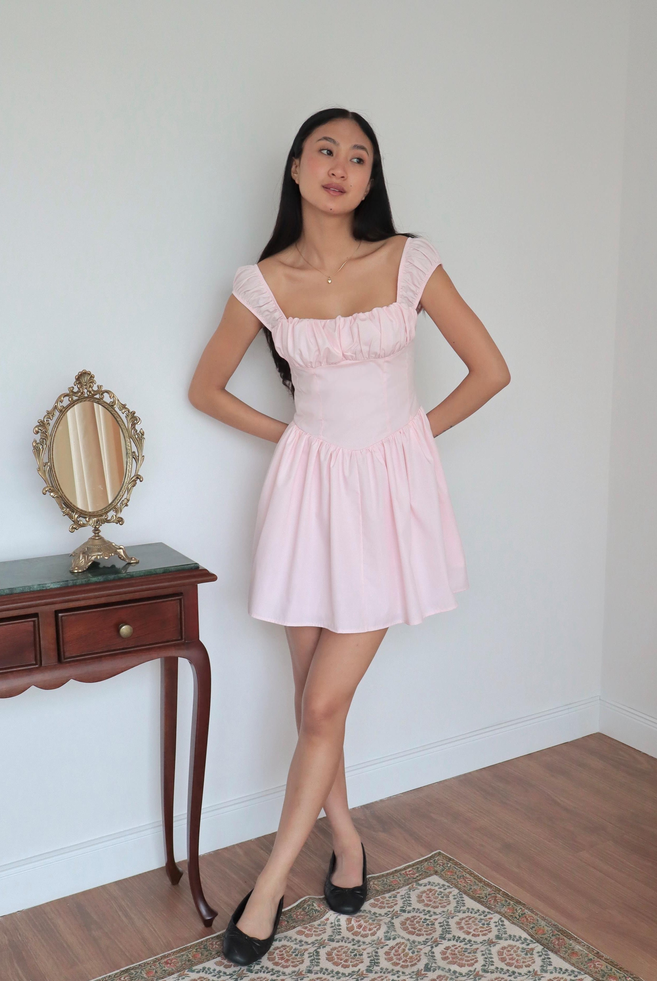 mujer usando vestido rosado hecho de popelina de algodón forrado para verano, con elasticado en espalda