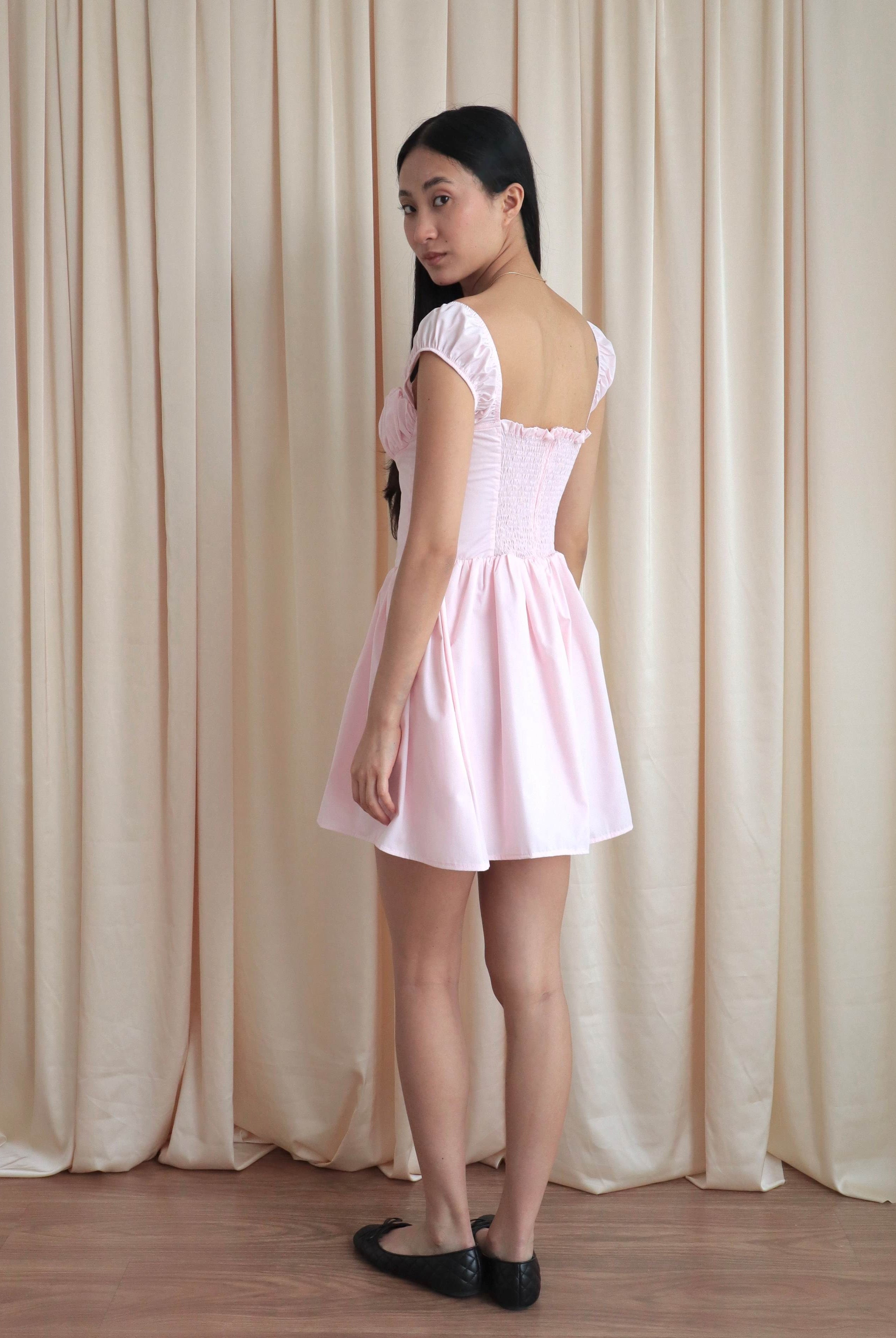 mujer usando vestido rosado hecho de popelina de algodón forrado para verano, con elasticado en espalda