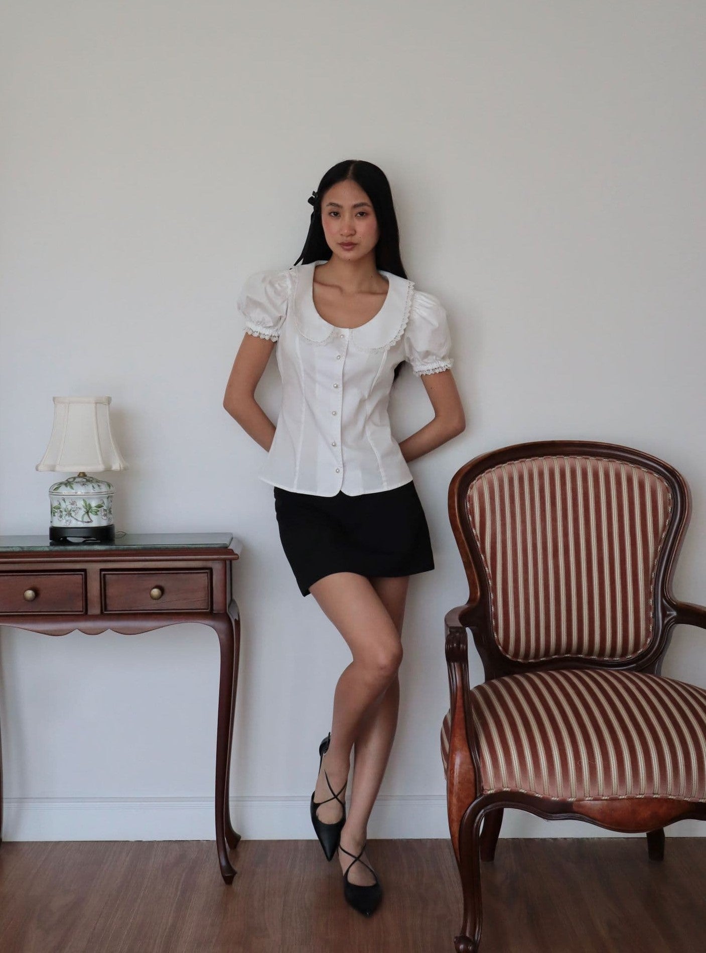 blusa blanca de algodón romántica elegante con cuello bebé y mangas abuchonadas, diseño femenino de Lussoni