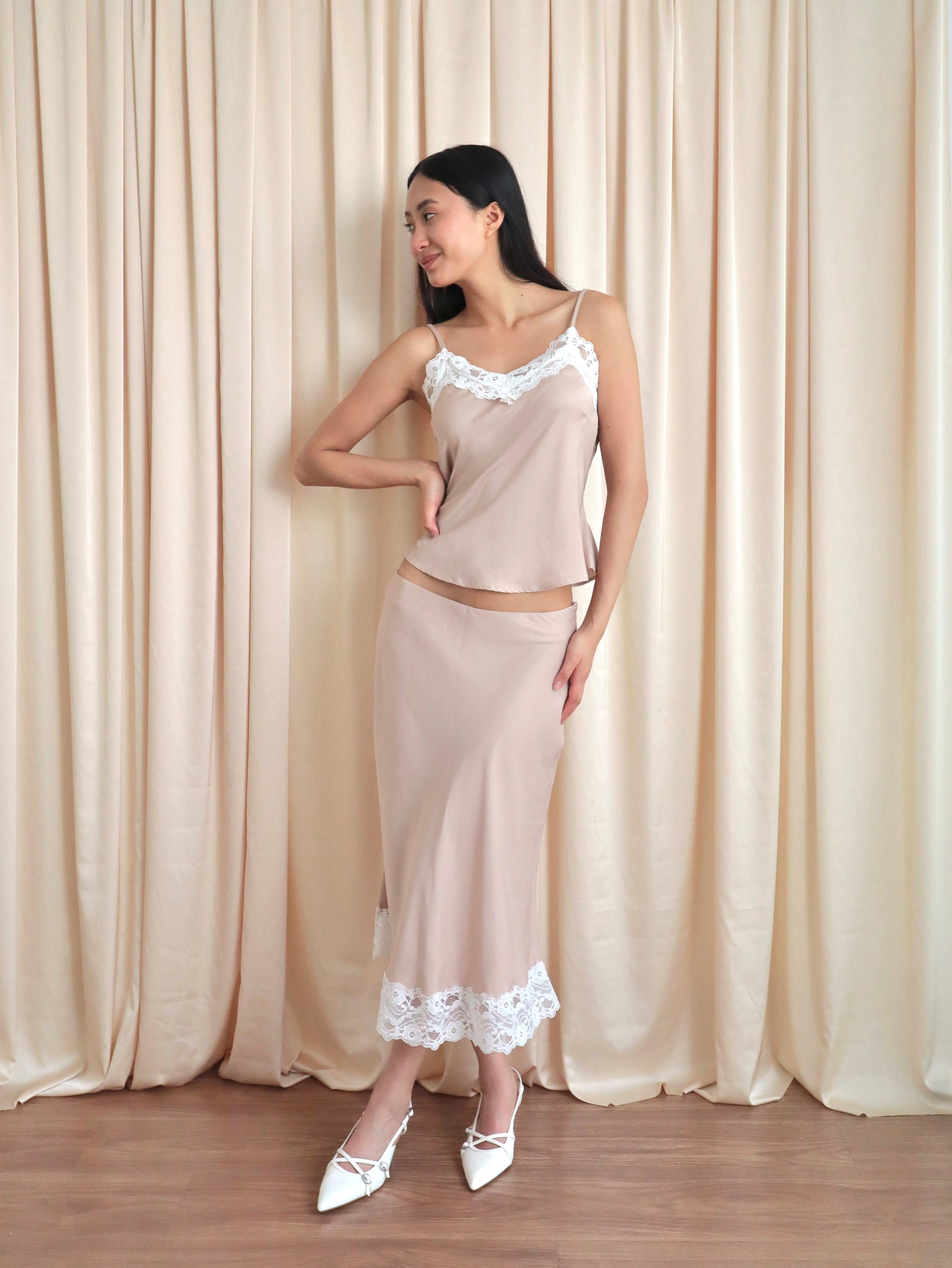 Mujer usando set estilo lencero color champagne.