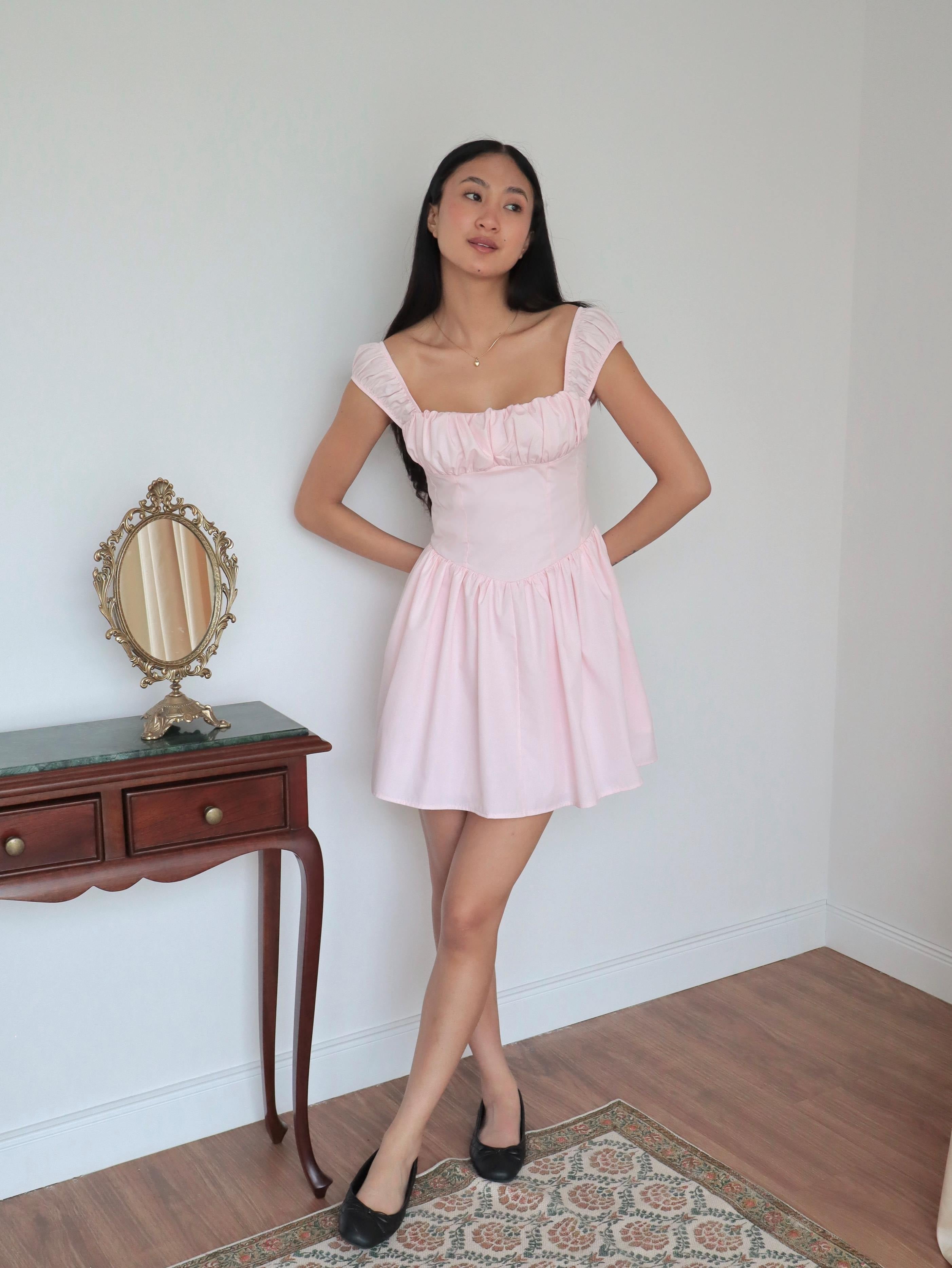 mujer usando vestido rosado hecho de popelina de algodón forrado para verano, con elasticado en espalda